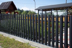Four Creative Ideas for Landscaping with Aluminum Fences